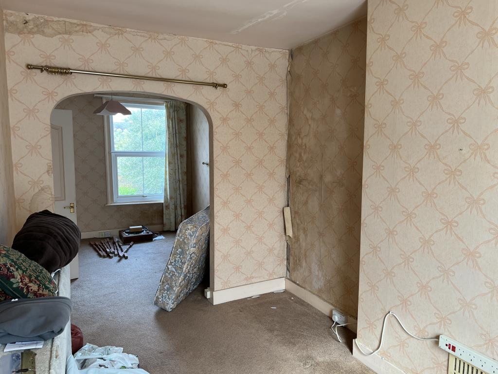 Lot: 19 - SEMI-DETACHED HOUSE WITH STRUCTURAL ISSUES - Large second bedroom looking towards rear